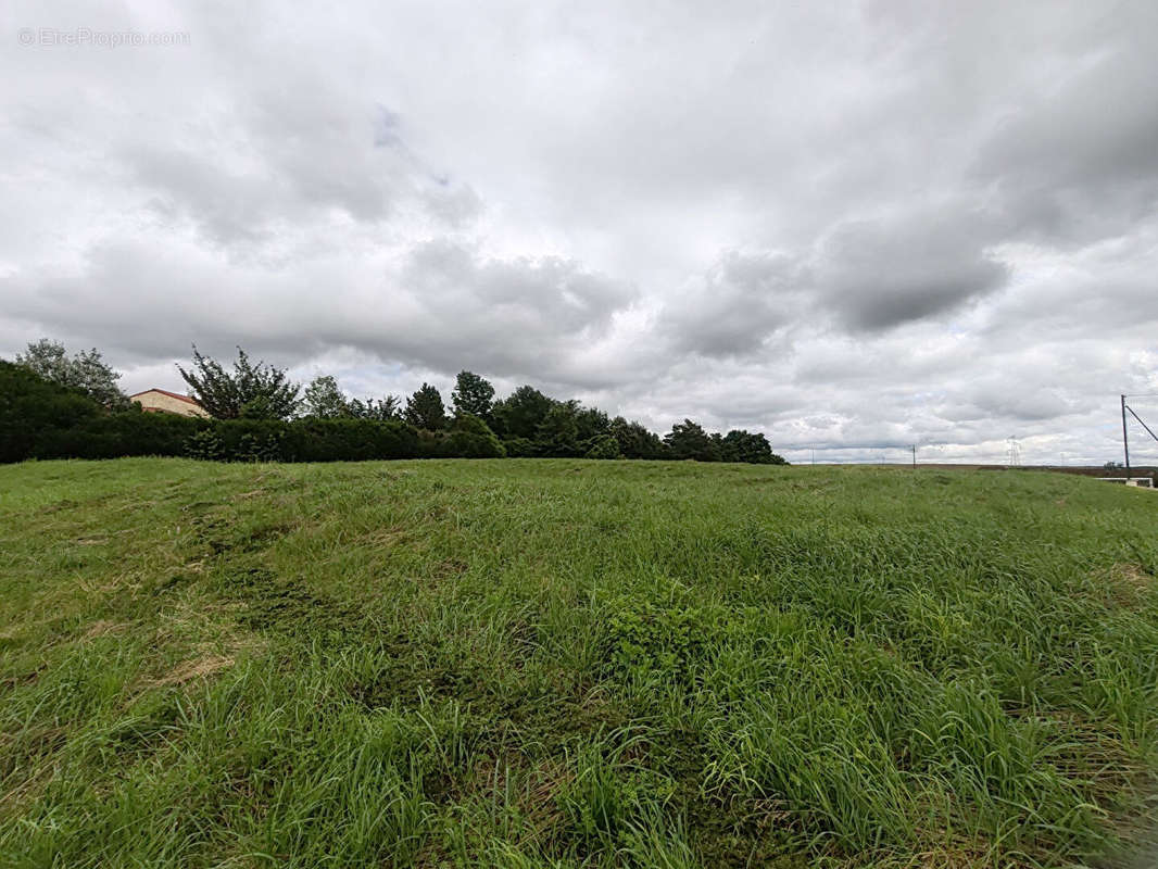 Terrain à LACROIX-SUR-MEUSE