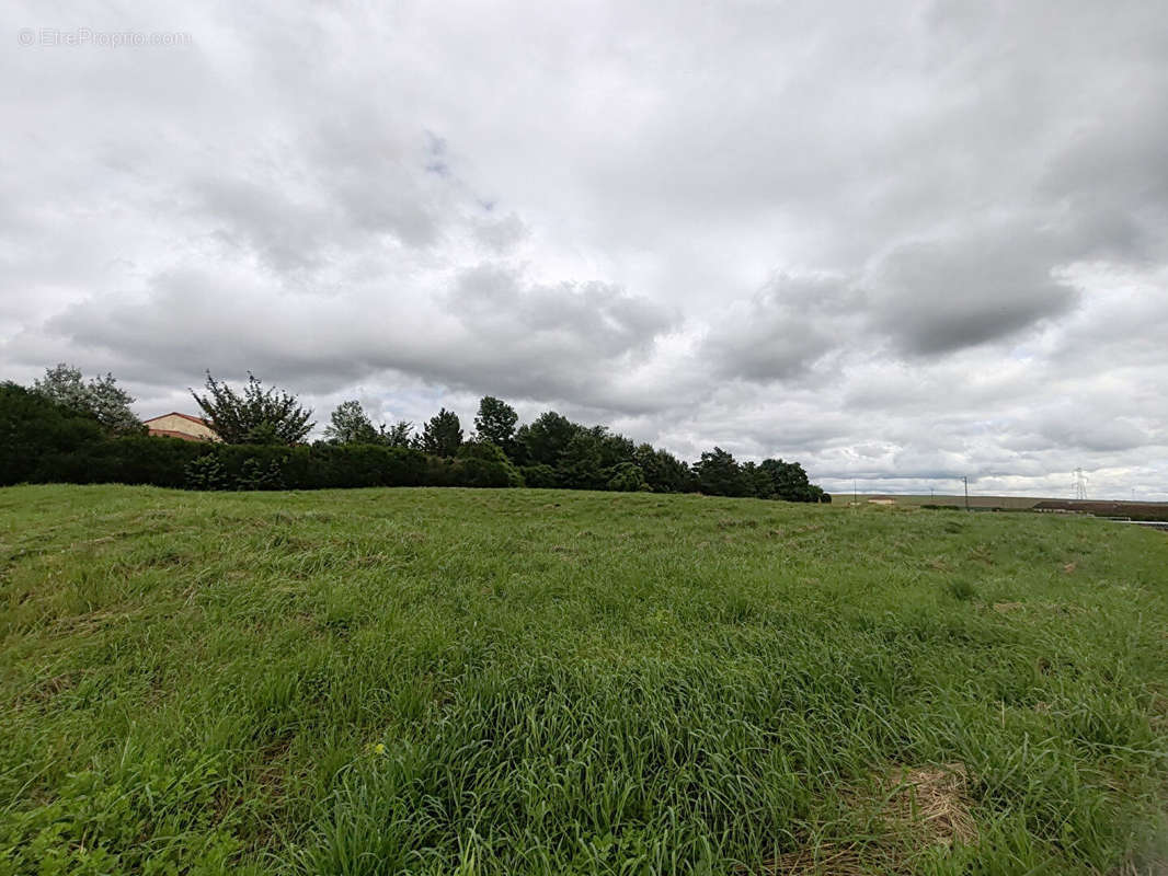 Terrain à LACROIX-SUR-MEUSE