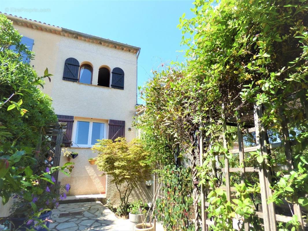 Maison à ROQUEBRUNE-SUR-ARGENS