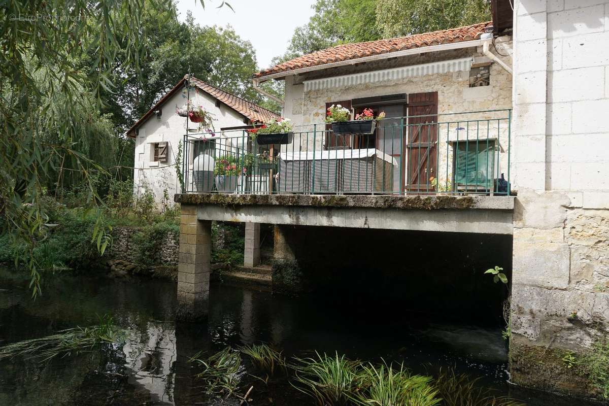 Maison à CHAMPAGNAC-DE-BELAIR