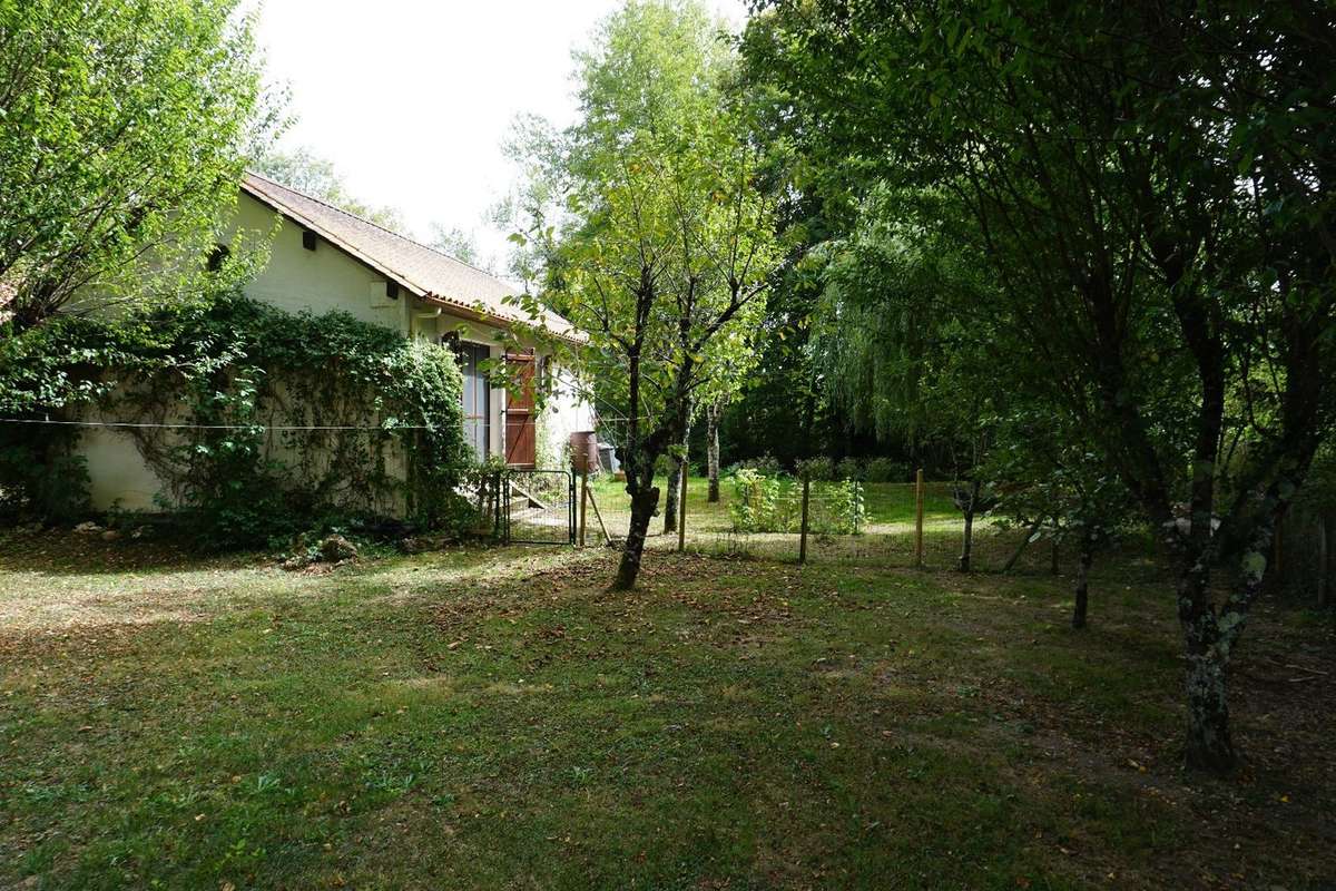 Maison à CHAMPAGNAC-DE-BELAIR