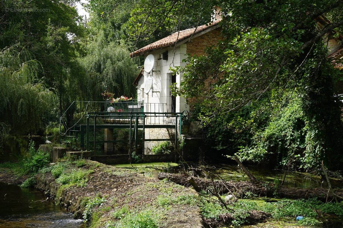 Maison à CHAMPAGNAC-DE-BELAIR