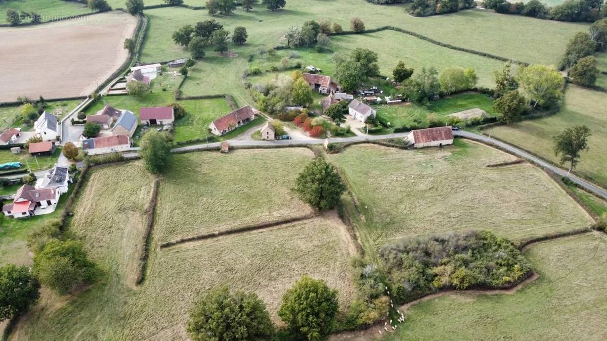 Terrain à SALIGNY-SUR-ROUDON