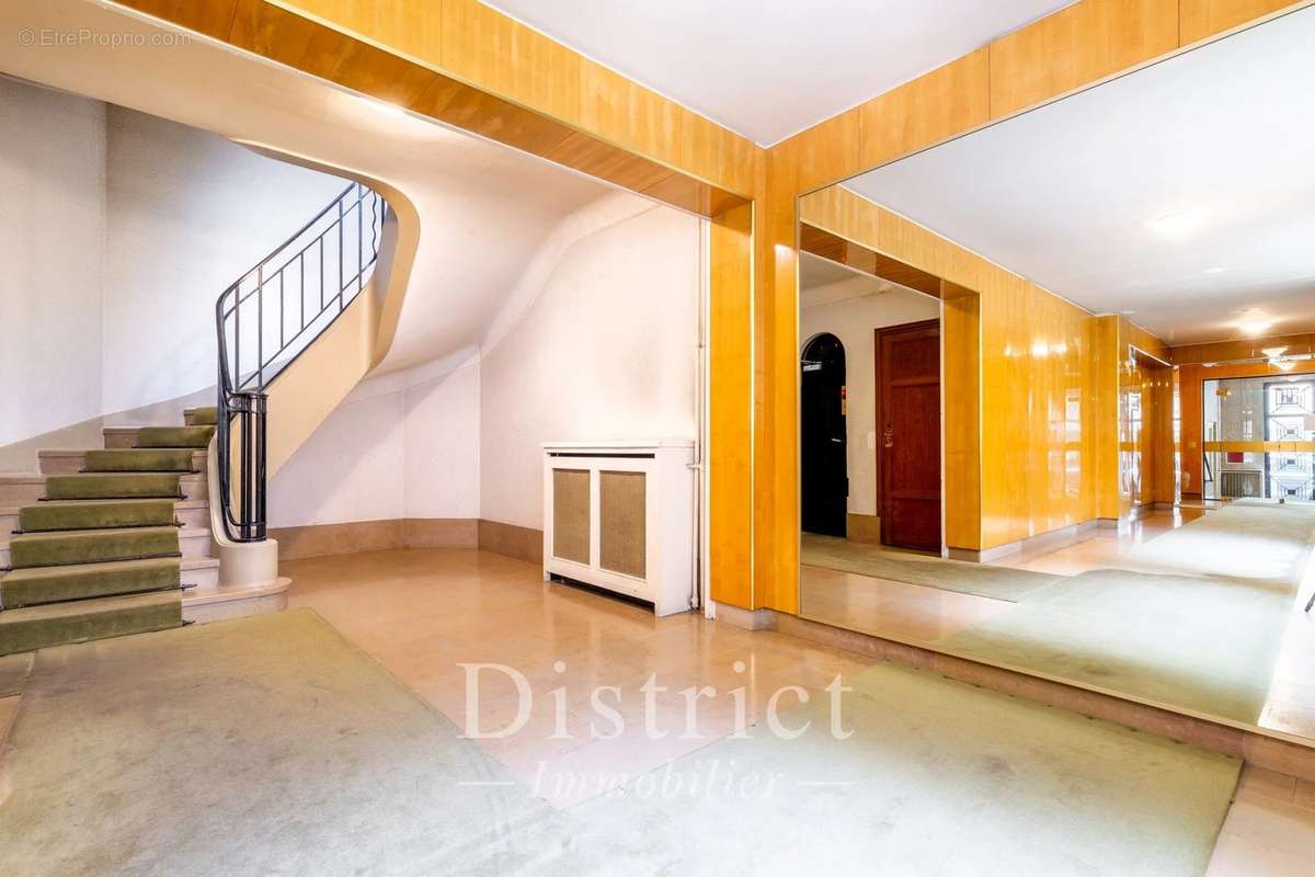 Appartement à PARIS-16E