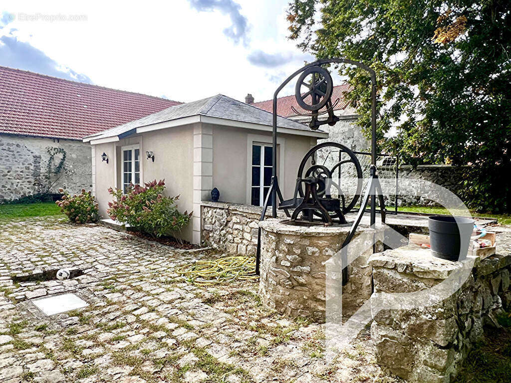 Maison à PEROY-LES-GOMBRIES