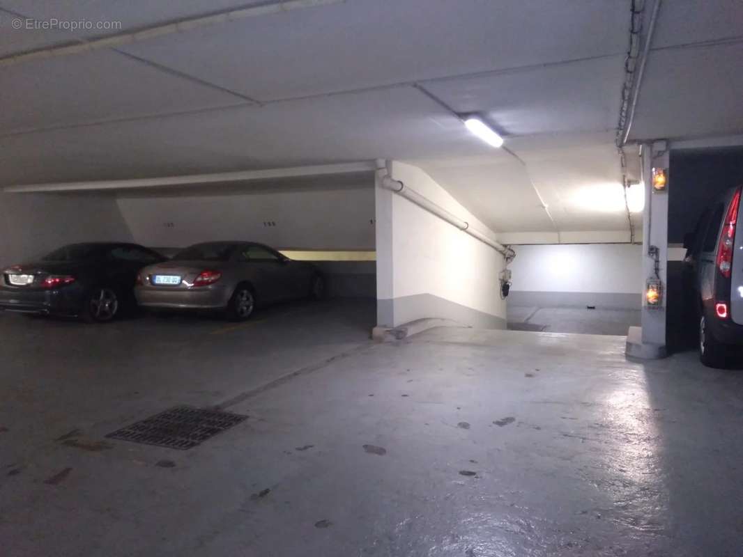 Parking à PARIS-4E