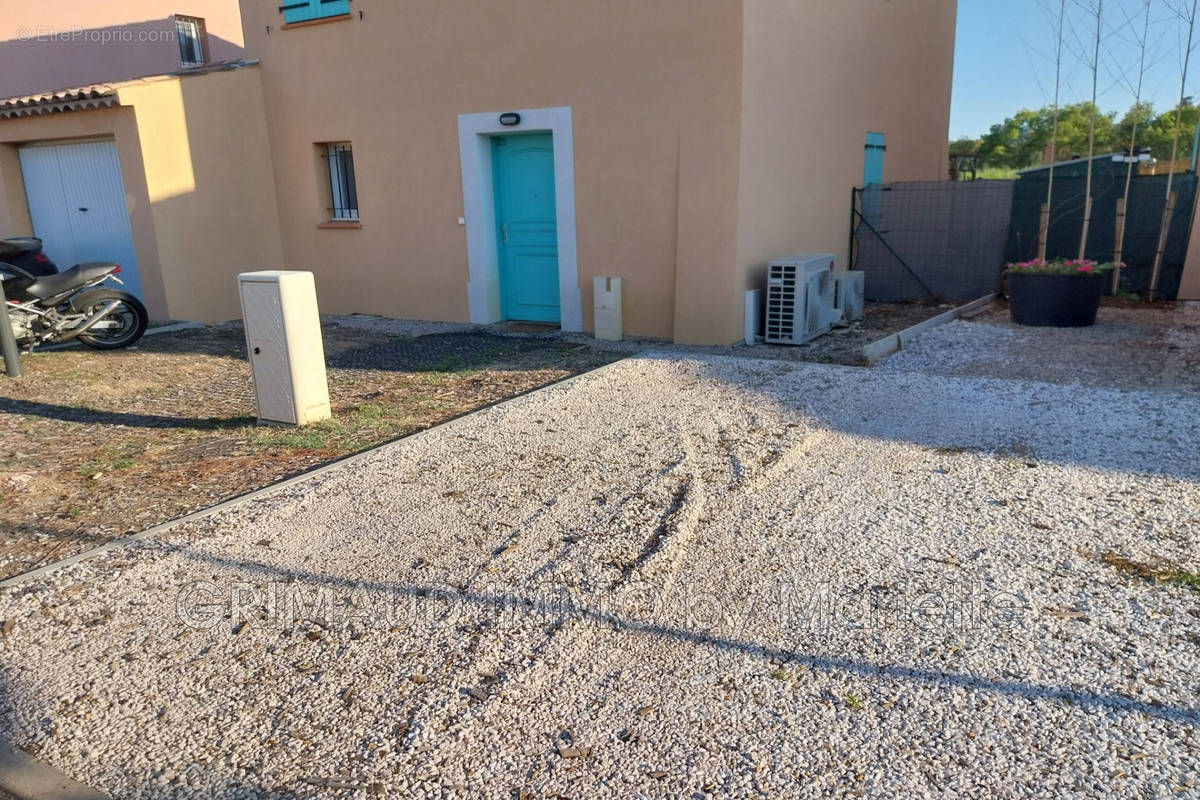 Parking à GRIMAUD