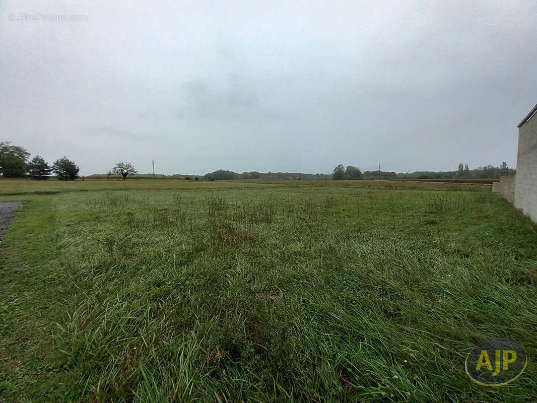 Terrain à SAINT-GERMAIN-D&#039;ESTEUIL