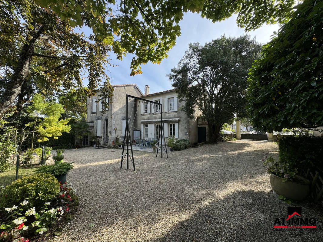 Maison à BARBEZIEUX-SAINT-HILAIRE