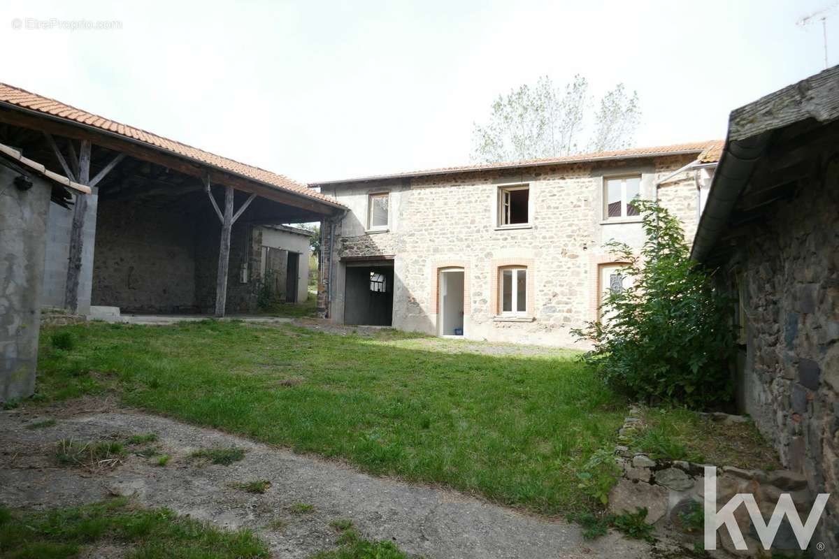 Maison à SAINT-CYR-DE-VALORGES