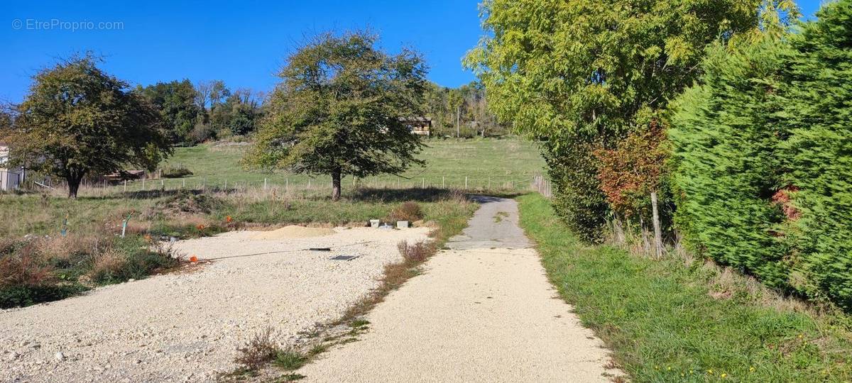 Terrain à SAINT-CLAIR-SUR-GALAURE