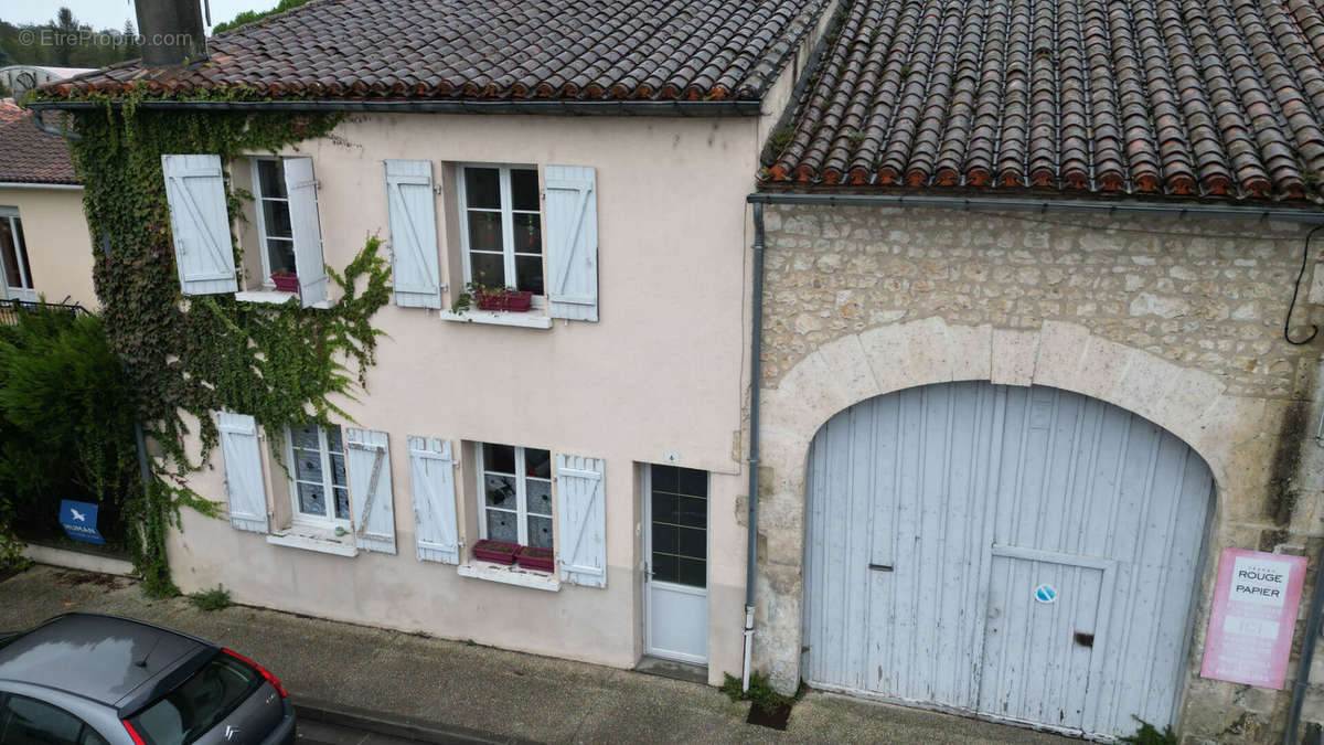 Maison à MONTMOREAU-SAINT-CYBARD