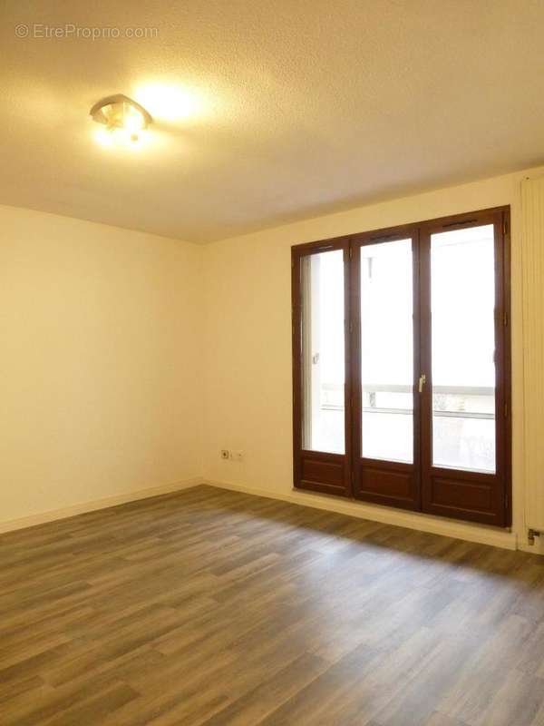   - Appartement à GRENOBLE