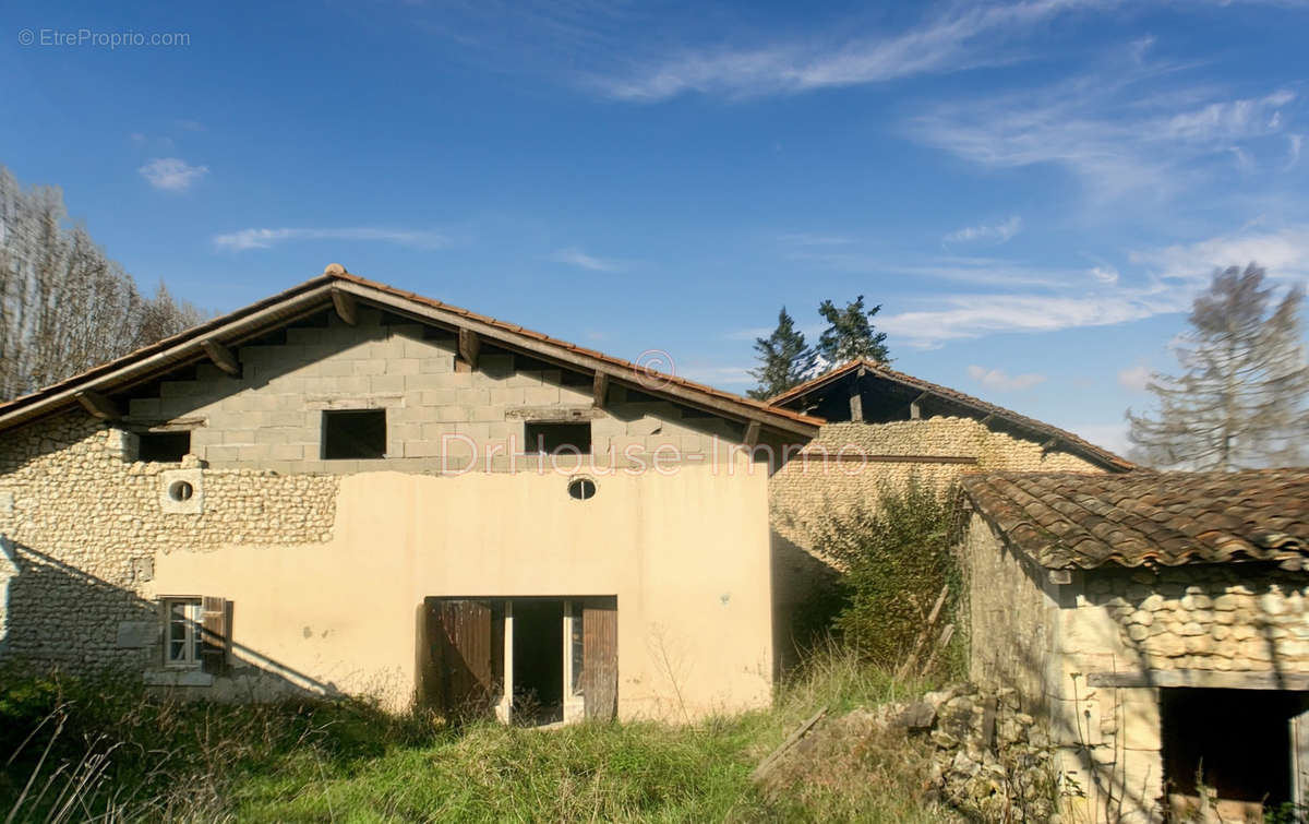 Maison à SAINT-QUENTIN-DE-CHALAIS