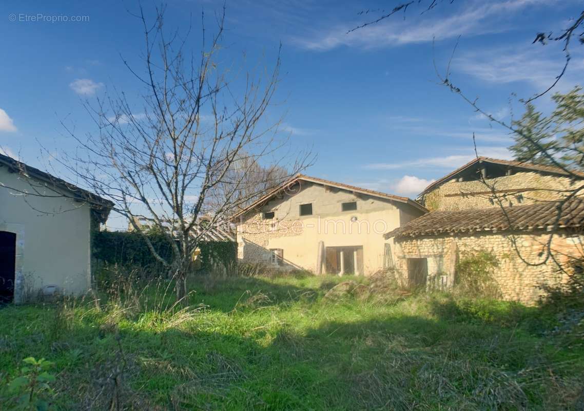 Maison à SAINT-QUENTIN-DE-CHALAIS