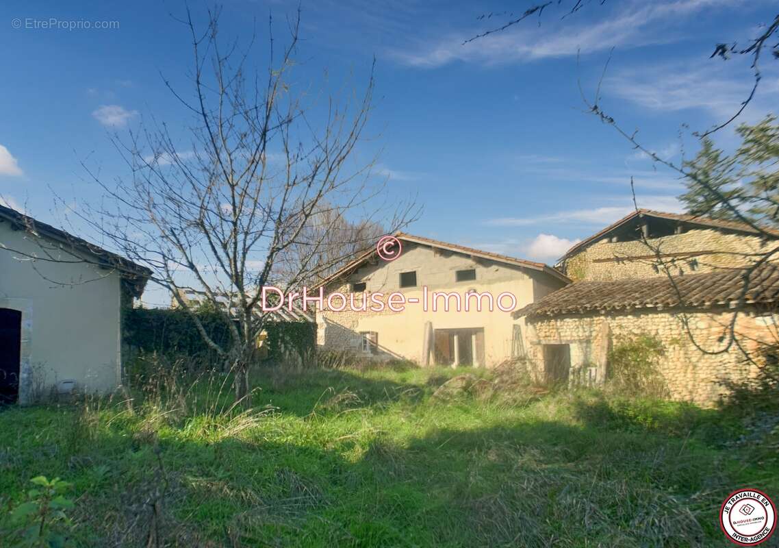 Maison à SAINT-QUENTIN-DE-CHALAIS