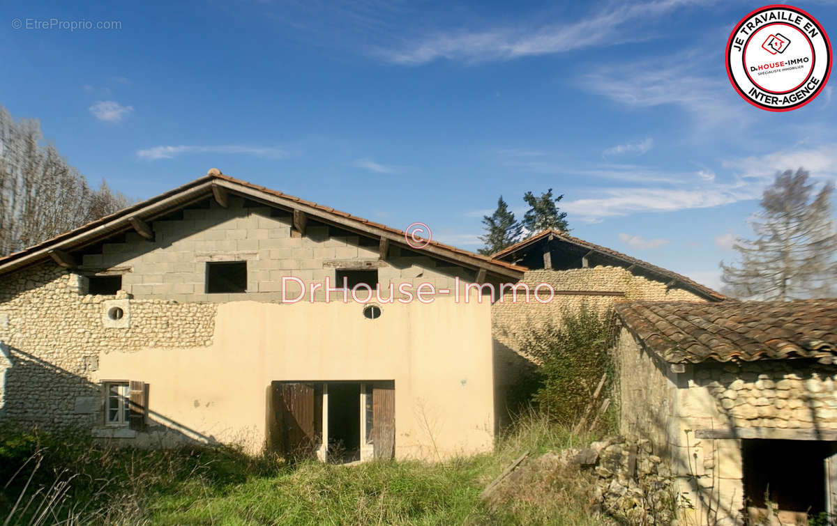 Maison à SAINT-QUENTIN-DE-CHALAIS