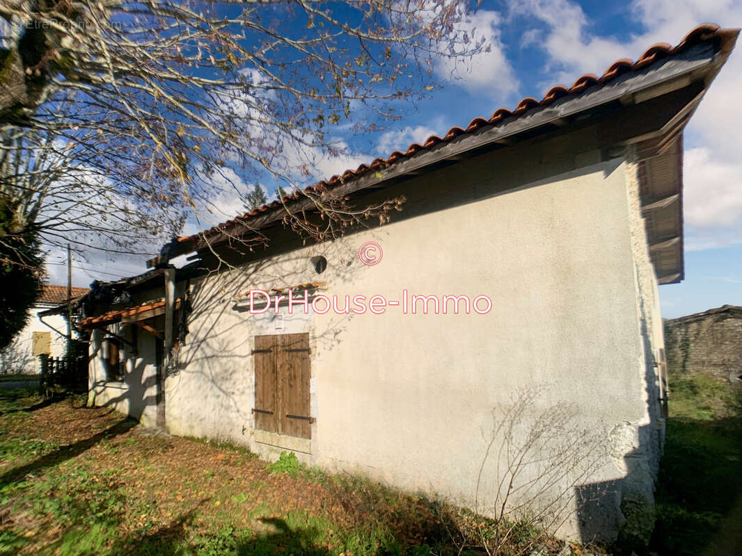 Maison à SAINT-QUENTIN-DE-CHALAIS