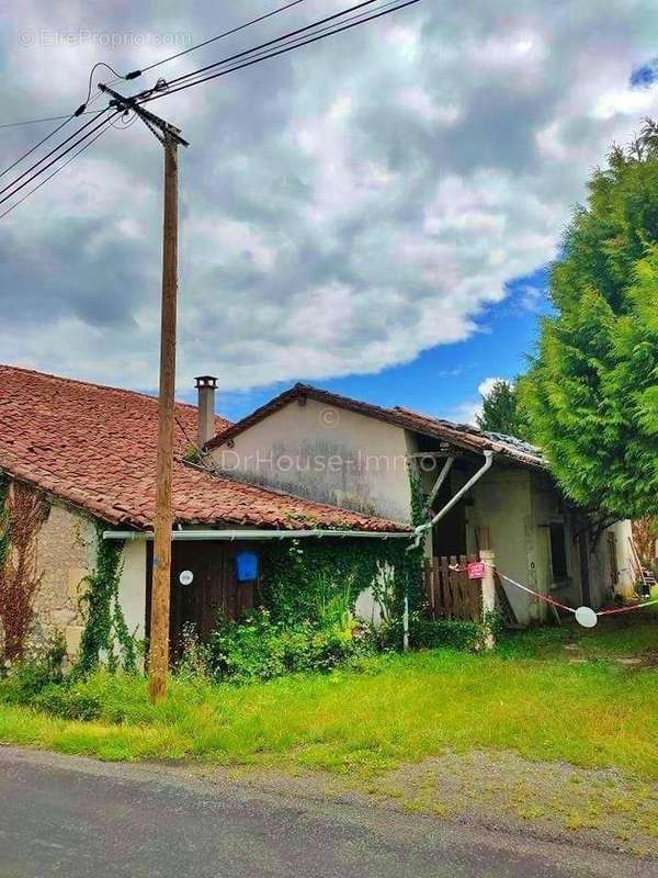 Maison à SAINT-QUENTIN-DE-CHALAIS