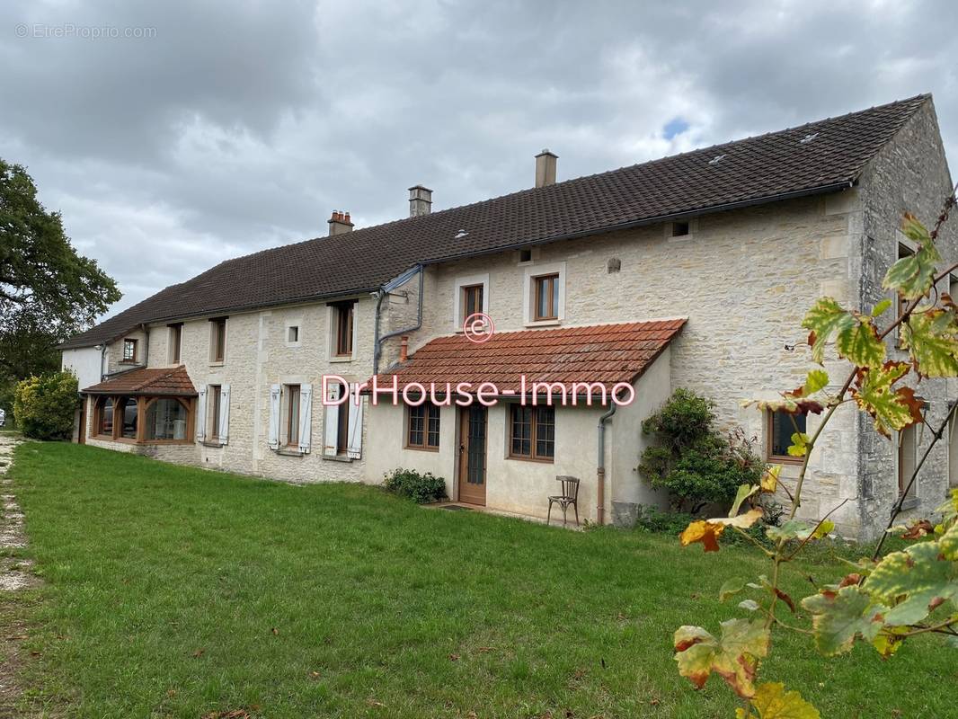 Maison à DRUYES-LES-BELLES-FONTAINES