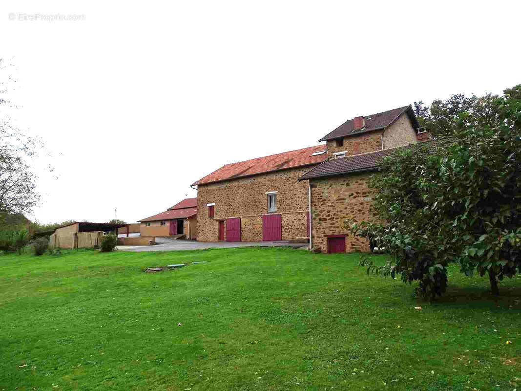 Maison à SAINT-LEONARD-DE-NOBLAT