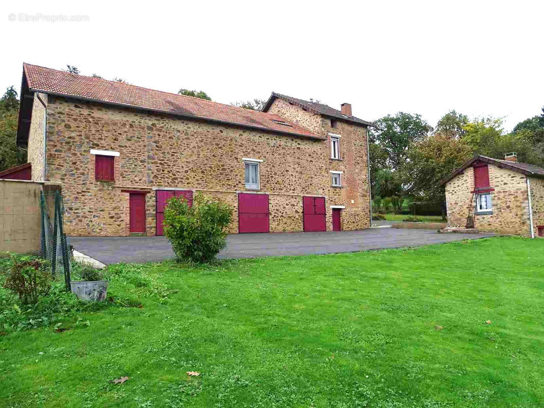 Maison à SAINT-LEONARD-DE-NOBLAT