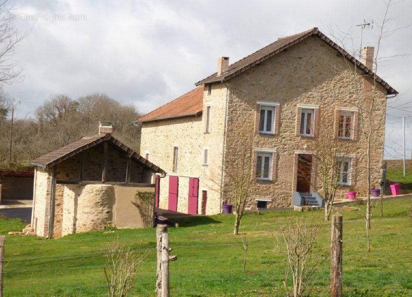 Maison à SAINT-LEONARD-DE-NOBLAT