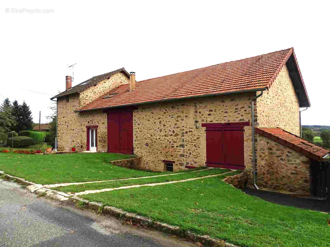 Maison à SAINT-LEONARD-DE-NOBLAT