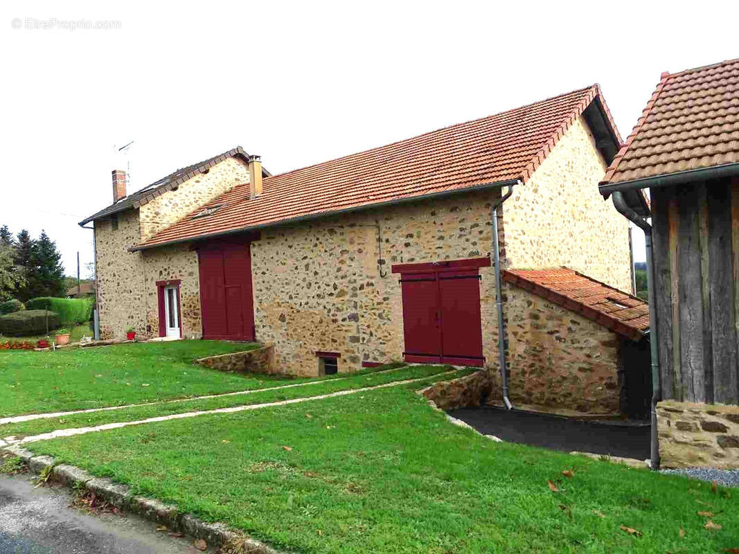 Maison à SAINT-LEONARD-DE-NOBLAT