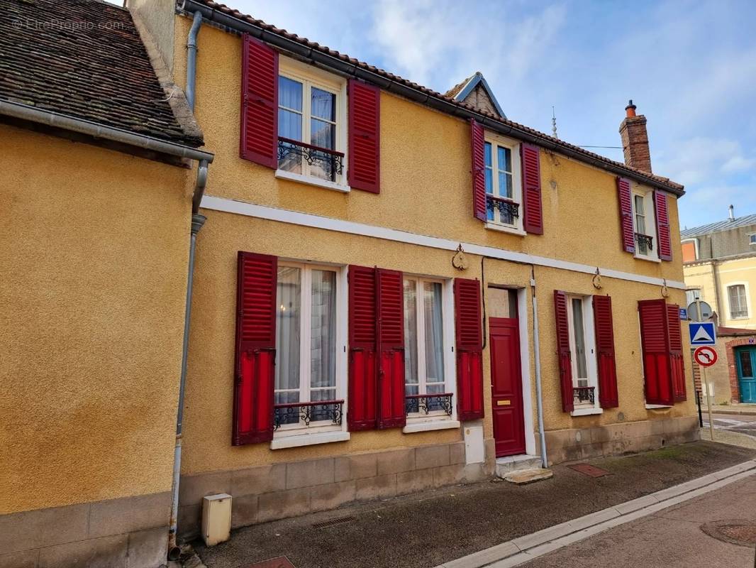 Maison à VILLENEUVE-SUR-YONNE