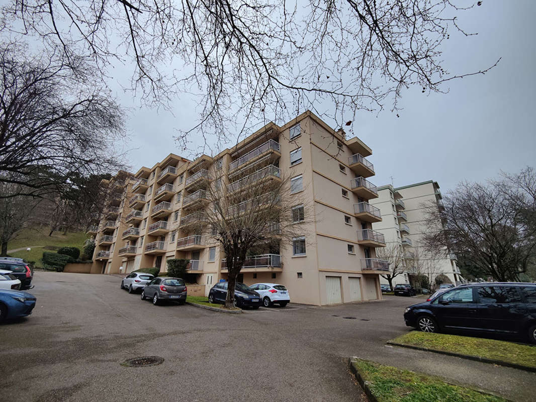 Parking à FONTAINES-SUR-SAONE