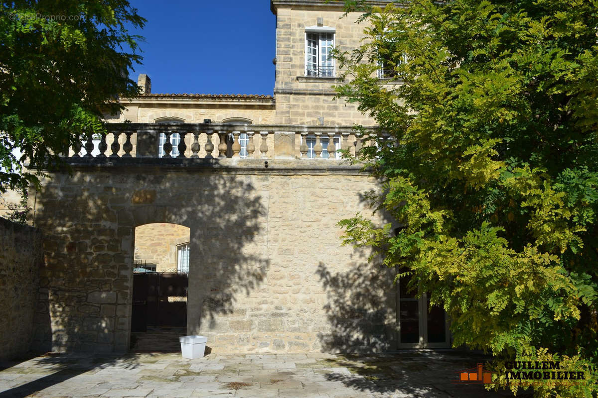 Accès appartements - Appartement à BEAUCAIRE