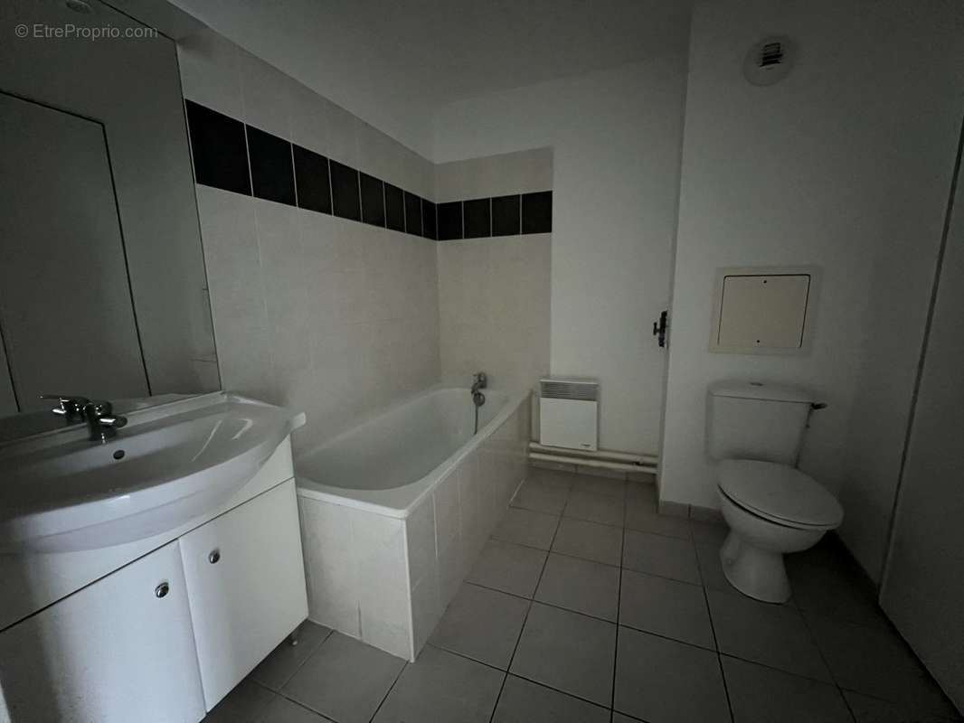 SALLE DE BAIN  - Appartement à VILLENAVE-D&#039;ORNON