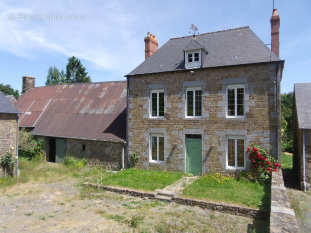 Maison à SAINTE-MARGUERITE-DE-CARROUGES