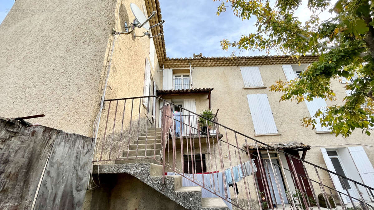 Appartement à ENTRAIGUES-SUR-LA-SORGUE