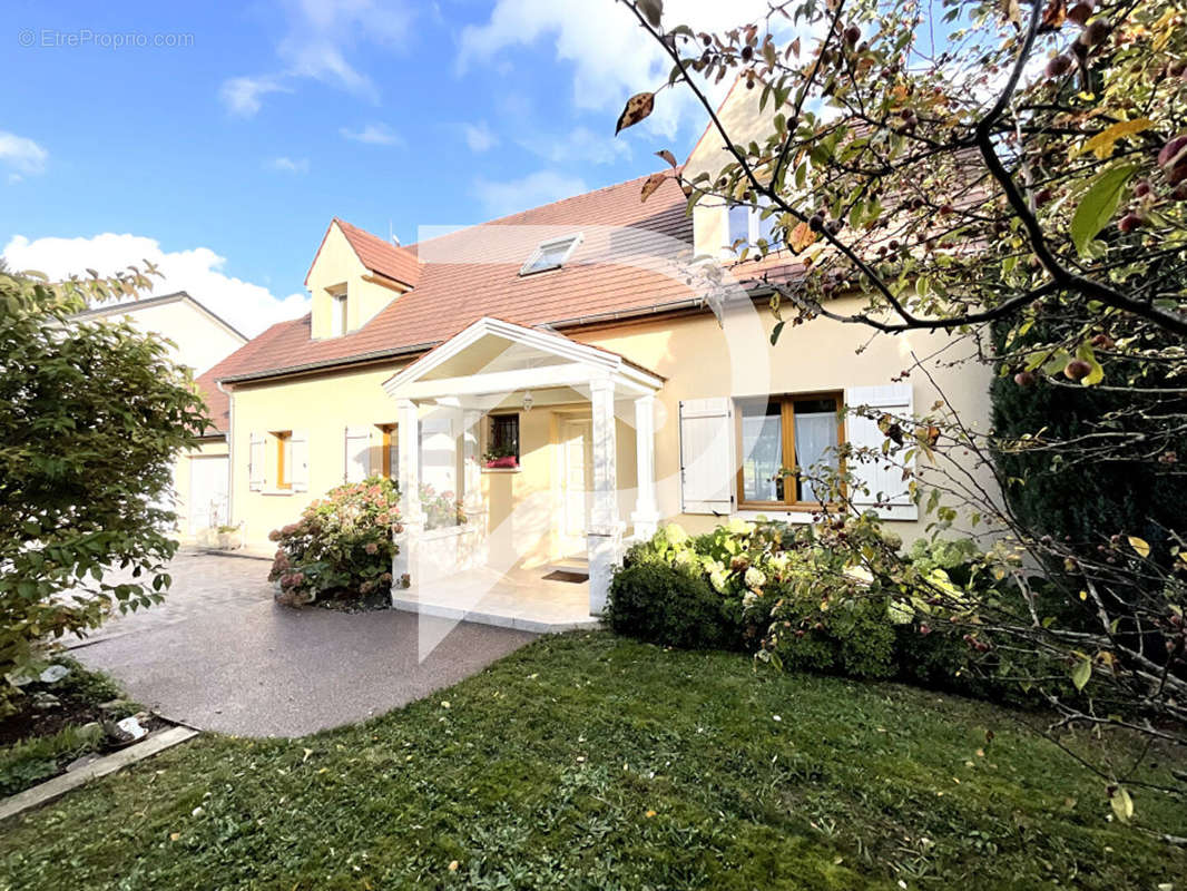 Maison à FONTENAY-LES-BRIIS