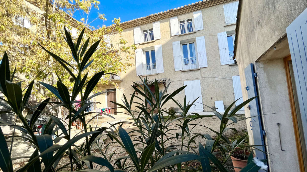 Appartement à ENTRAIGUES-SUR-LA-SORGUE