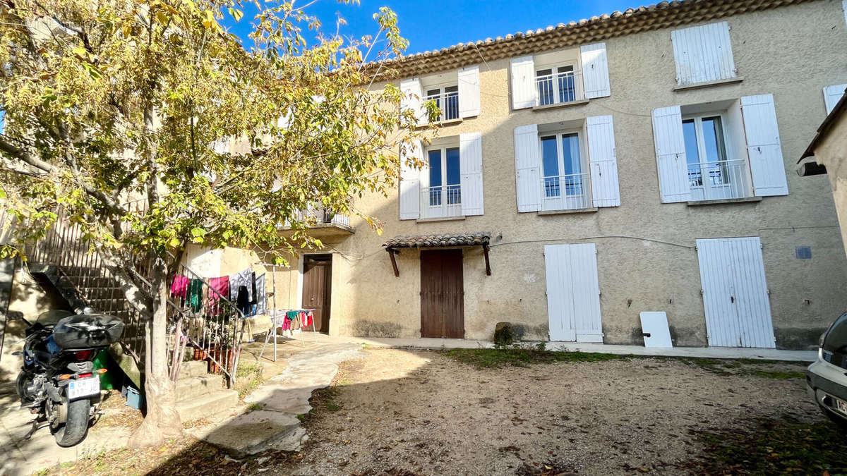 Appartement à ENTRAIGUES-SUR-LA-SORGUE