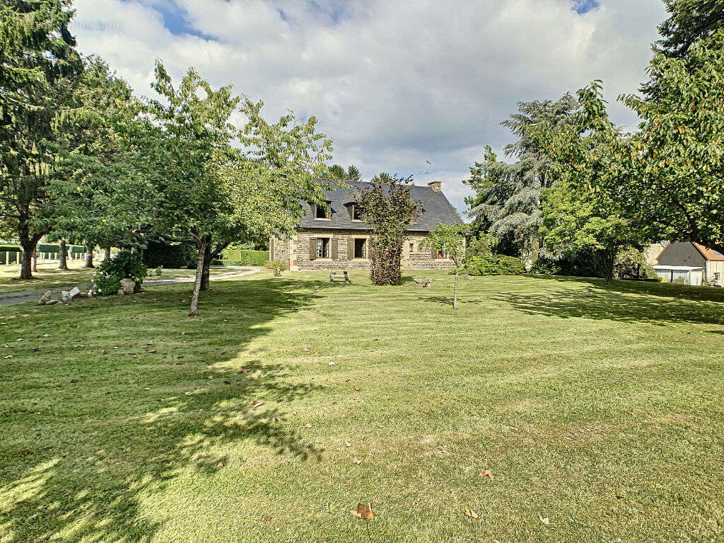 Maison à SAINT-HILAIRE-DU-HARCOUET