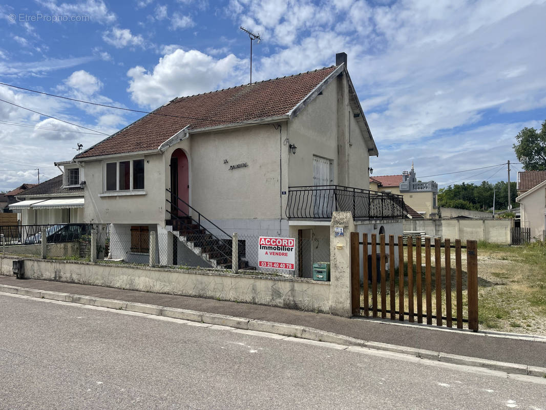 Maison à SAINT-PARRES-AUX-TERTRES