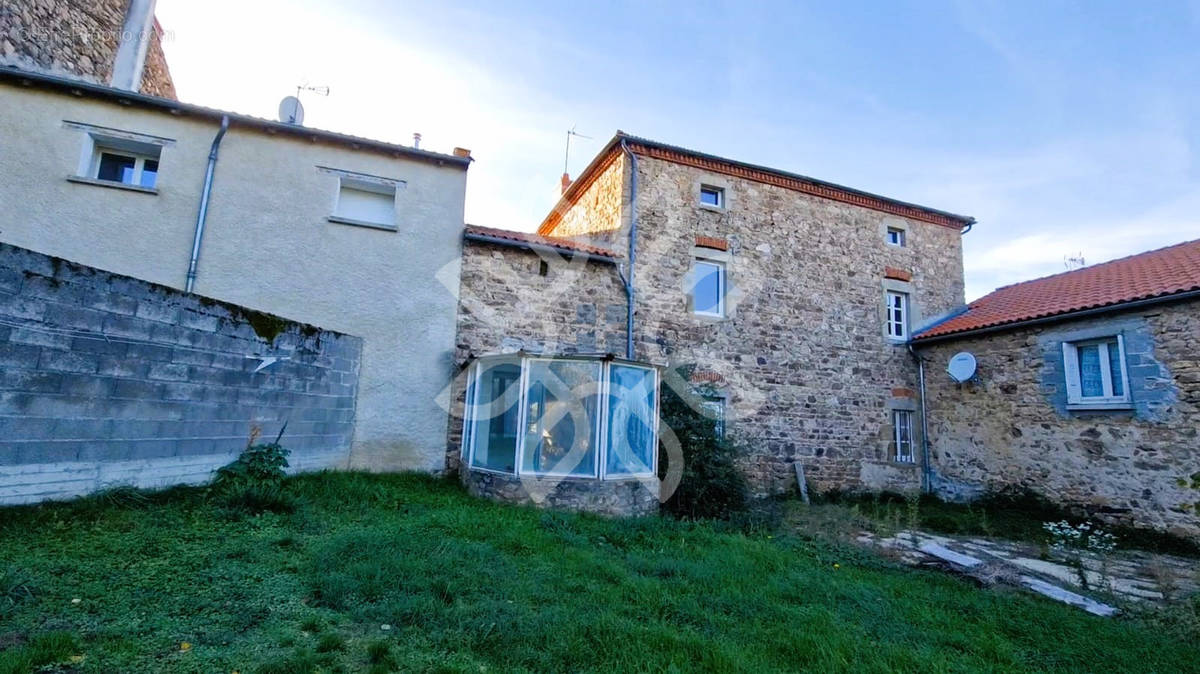 Maison à SAINT-BEAUZIRE