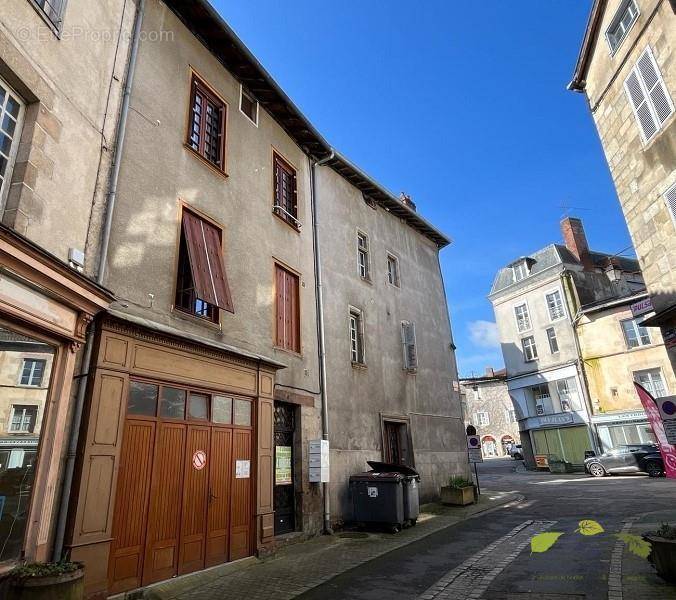 Appartement à SAINT-LEONARD-DE-NOBLAT