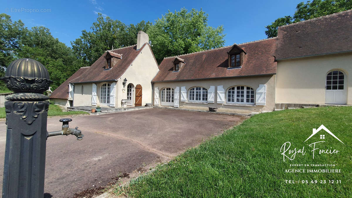 Maison à AZAY-LE-FERRON