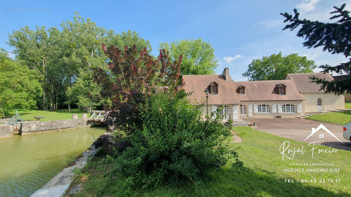 Maison à AZAY-LE-FERRON