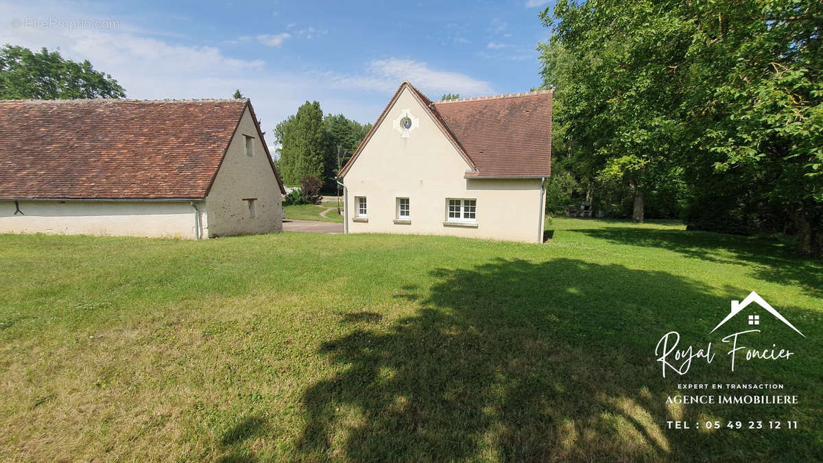 Maison à AZAY-LE-FERRON