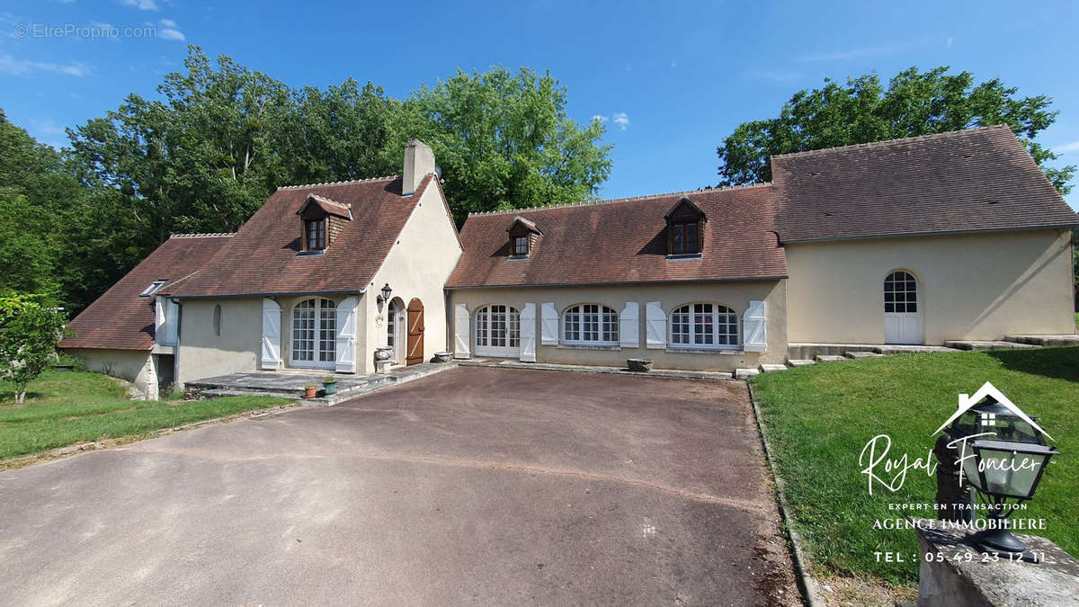 Maison à AZAY-LE-FERRON