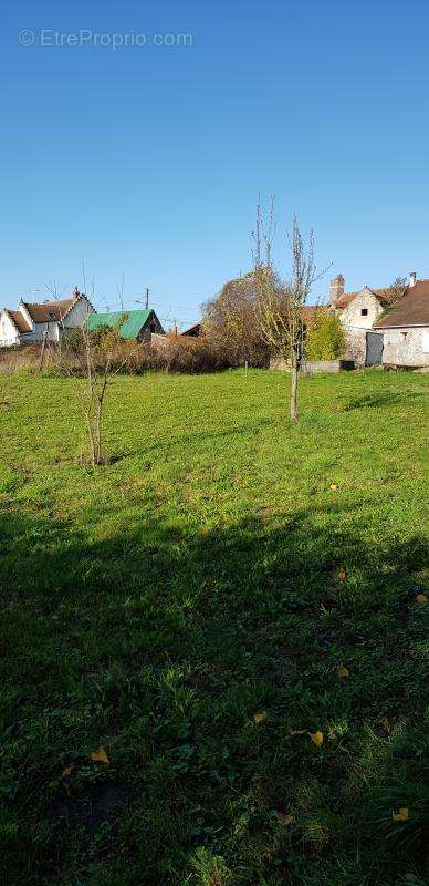 Terrain à LACROIX-SAINT-OUEN