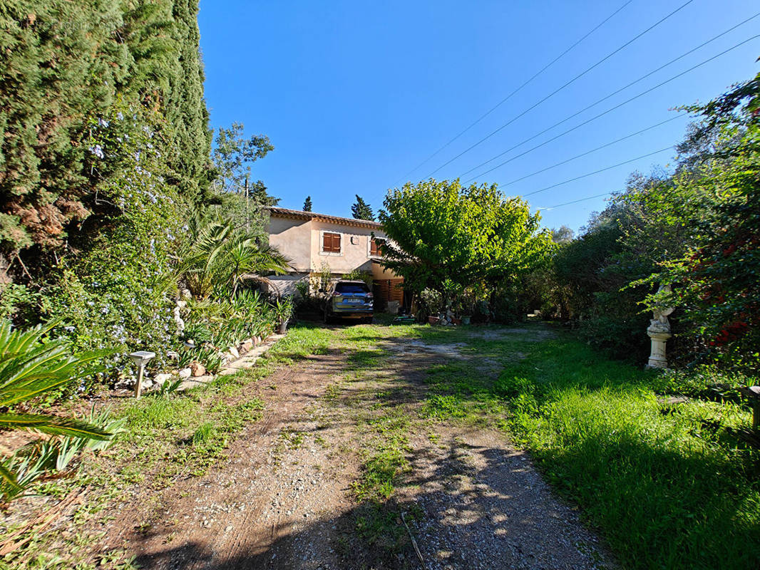 Maison à ROQUEBRUNE-SUR-ARGENS