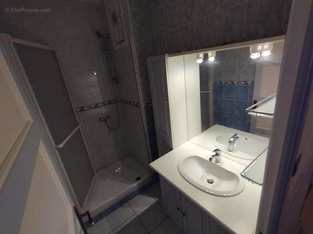   - Appartement à GRENOBLE