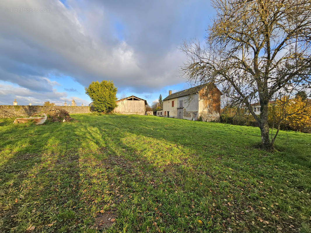 Maison à SAINT-GENEST-SUR-ROSELLE